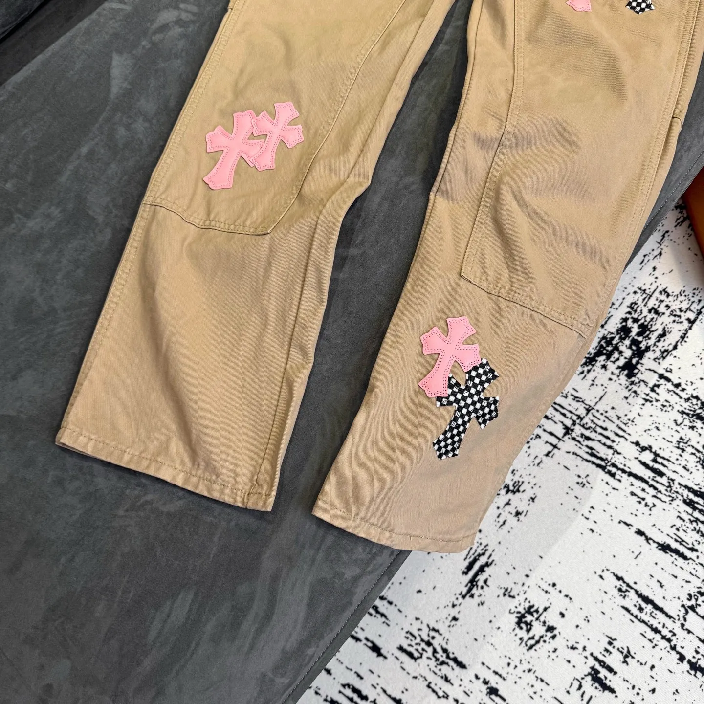 P270 CHROME HEARTS 2025 new khaki logging pink checkerboard cross leather couple style loose jeans Top ceiling quality Styles with different washed textures are very friendly to people with thin legs and thick legs. The straight and loose version is very flattering to the leg shape. The moderate length will never go out of style, easy to match with casually, the basic styling of various styles, a must-have in the wardrobe! The fabric is stiff but also makes the upper body soft without losing texture. The washing process is even more perfect. It is a must-have item for everyone! ! ! Color: Khaki Size: 28/30/32/34 Waist: 75/80/85/90 Knee: 45.5/47/48.5/50 Pants length: 102/104/106/108